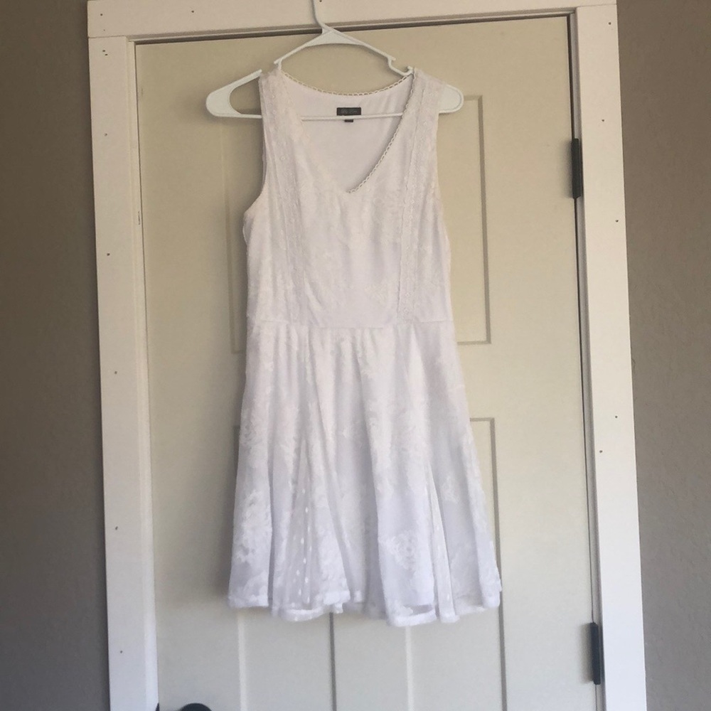 White lace short dress